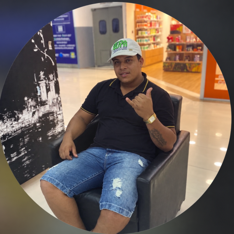 Homem em cadeira no shopping